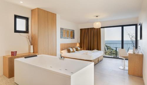 Signature Suite with Balcony and Spa Bath - Sea View