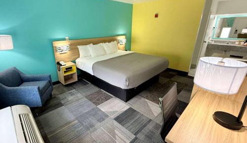 King Room with Roll-in Shower - Mobility Access/Non-Smoking