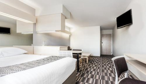 Queen Suite - Non-Smoking