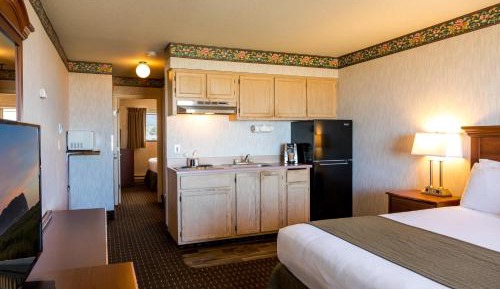 Three Queen Ground Level with Kitchenette