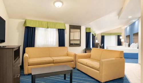 Deluxe Suite with Two Queen Beds - Non-Smoking