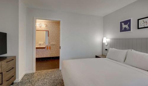 One-Bedroom Queen Suite with Bathtub - Mobility Accessible