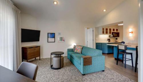 One-Bedroom Queen Suite