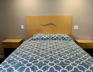 Deluxe Queen Room - Non-Smoking