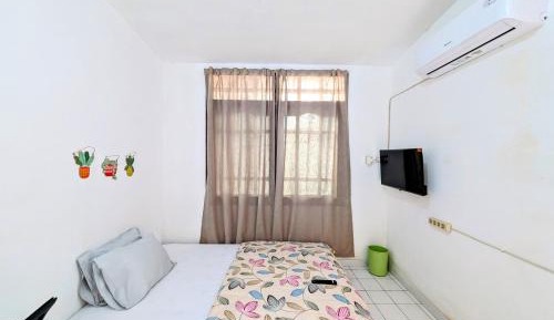 Queen Room with Shared Bathroom
