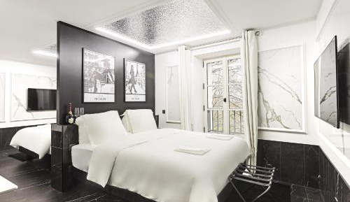 Deluxe Queen Suite