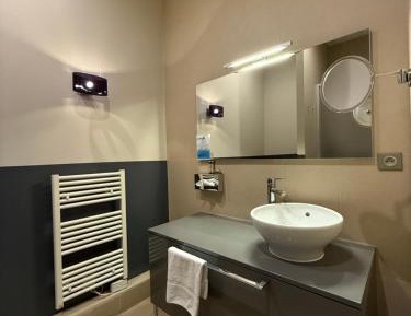 Cozy Double Room - Patio or Street view