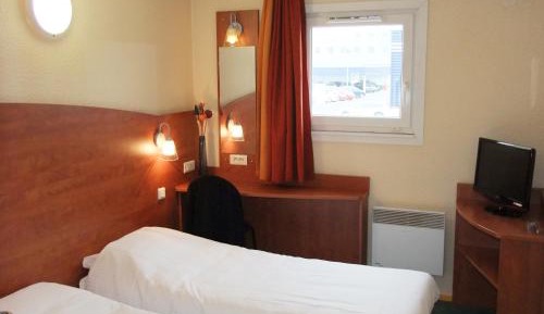 Two Connecting Rooms (1 double and 1 twin) 