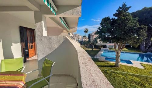 Apartment with Pool View 