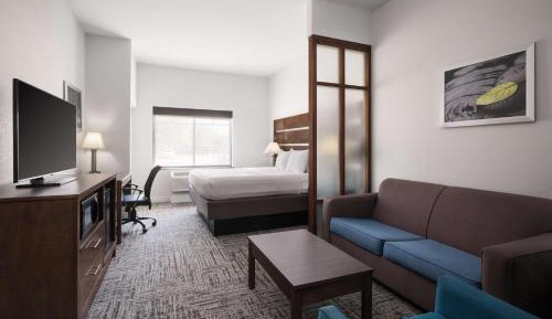 King Suite with Roll-In Shower and Sofa Bed - Disability Access/Non-Smoking