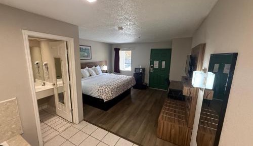 King Suite with Spa Bath - Non-Smoking