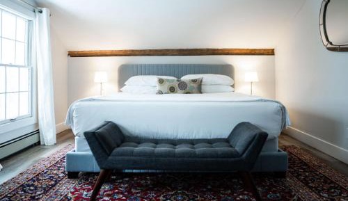 Historic Inn Luxurious Two Bedroom Apt. River View Niagara-on-the-Lake