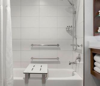 One-Bedroom King Suite with Adapted Tub - Mobility Accessible