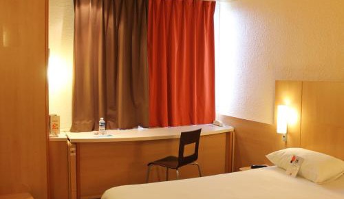 Standard Room with One Double Bed and One Single Bed