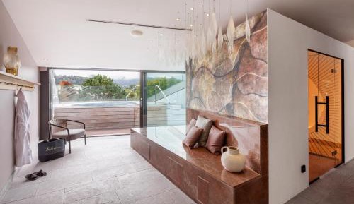 Panorama Club Room with Lake View
