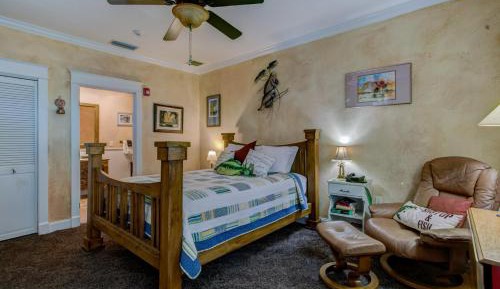 Deluxe Queen Suite - Not Pet Friendly