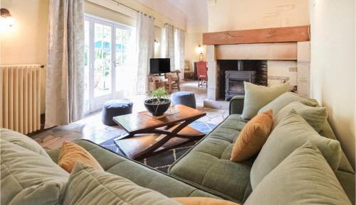 Seven-Bedroom Holiday Home