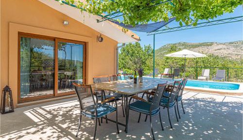 Three-Bedroom Vacation Home 