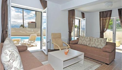 Three-Bedroom Vacation Home 