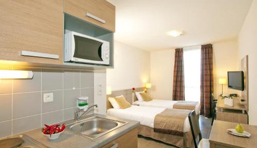 Studio with Twin Beds