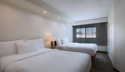 Queen Suite with Two Queen Beds, Bathtub and Trundle Sofa - Mobility Access/Hearing Accessible