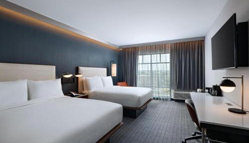 Queen Room with Two Queen Beds and Roll-In Shower - Mobility Access/Hearing Accessible