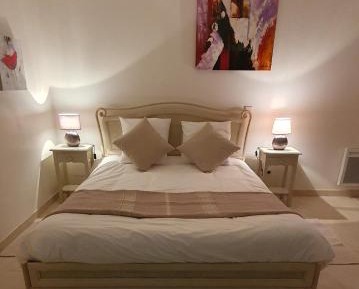 King Room with Roll-In Shower - Disability Access