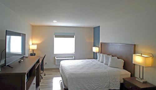 King Room with Roll-in Shower - Mobility Access/Non-Smoking