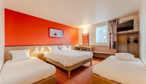 Quadruple Room (1 double bed, 1 single bed, 1 child bed (70/63 in))