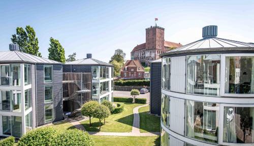 Three-Bedroom Apartment with Courtyard View