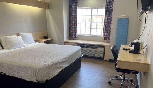 King Room with Bathtub with Grab Bars - Mobility Accessible/Non-Smoking