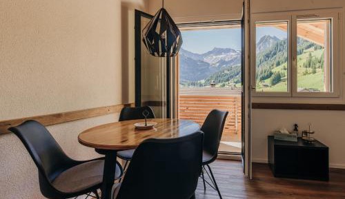 Apartment with Mountain View