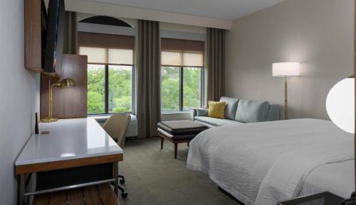 King Guest Room with Sofa Bed and City View