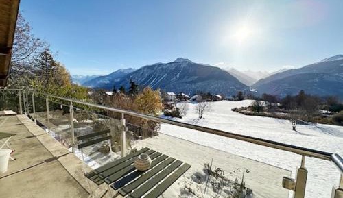 Apartment with Mountain View