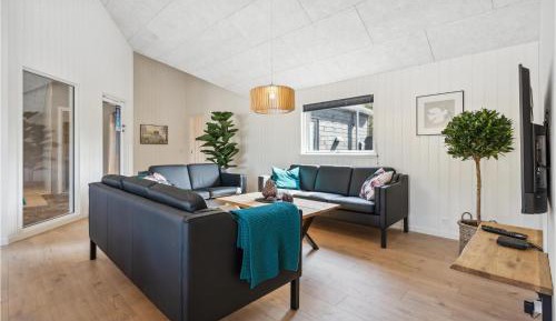 Ten-Bedroom Holiday Home