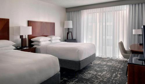 Traditional 2 Queen Room with Adapted Tub - Mobility and Hearing Accessible