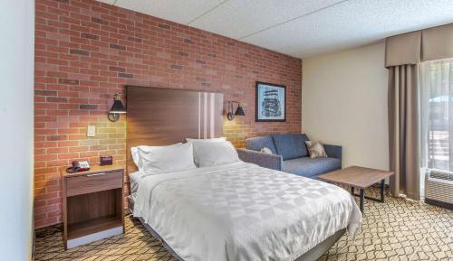 Queen Room with Tub and Sofa Bed - Accessible/Non-Smoking