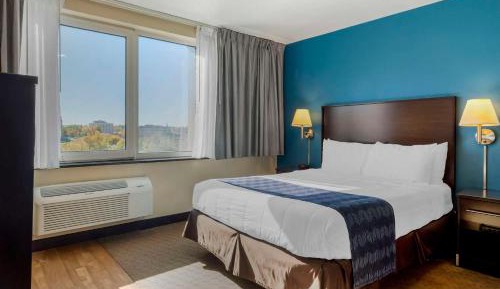 Queen Room with Roll-in Shower - Non-Smoking