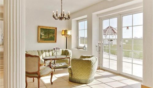 Sixteen-Bedroom Holiday home