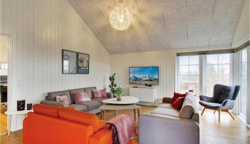 Seven-Bedroom Holiday Home