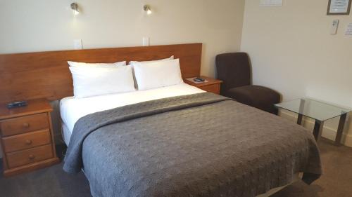 Executive Queen Studio