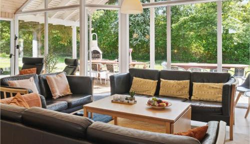 Seven-Bedroom Holiday Home
