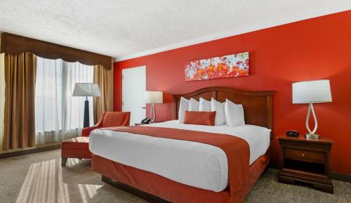 King Suite with Walk-In Shower and Sofa Bed - Disability/Non-Smoking
