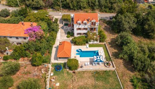 Six-Bedroom Holiday Home with Terrace and Swimming Pool