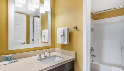 Efficiency Queen Suite with Two Queen Beds and Living room - Non Smoking