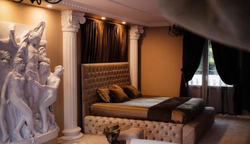 Deluxe Suite with Spa Bath