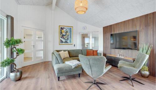 Eleven-Bedroom Holiday home