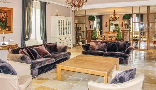 Eight-Bedroom Holiday Home