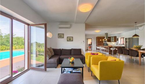 Three-Bedroom Vacation Home 