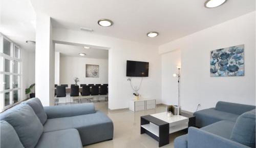 Ten-Bedroom Holiday Home